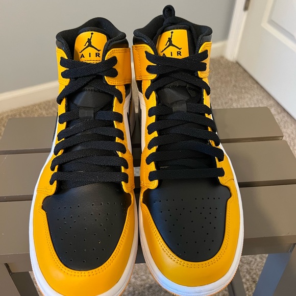 AIR JORDAN 1 MID - Picture 4 of 7